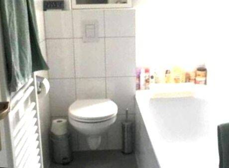 Schön geschnittene helle 2-Zimmer-Wohnung mit Einbauküche im 1.Obergeschoss gegenüber dem Westfriedhof, 90425 Nürnberg