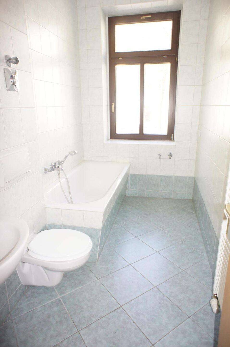 Frei ab 1.12.26 – Jetzt mit Laminat- Bad mit Wanne + Fenster !!!, 9131 Chemnitz (Ebersdorf Hilbersdorf)