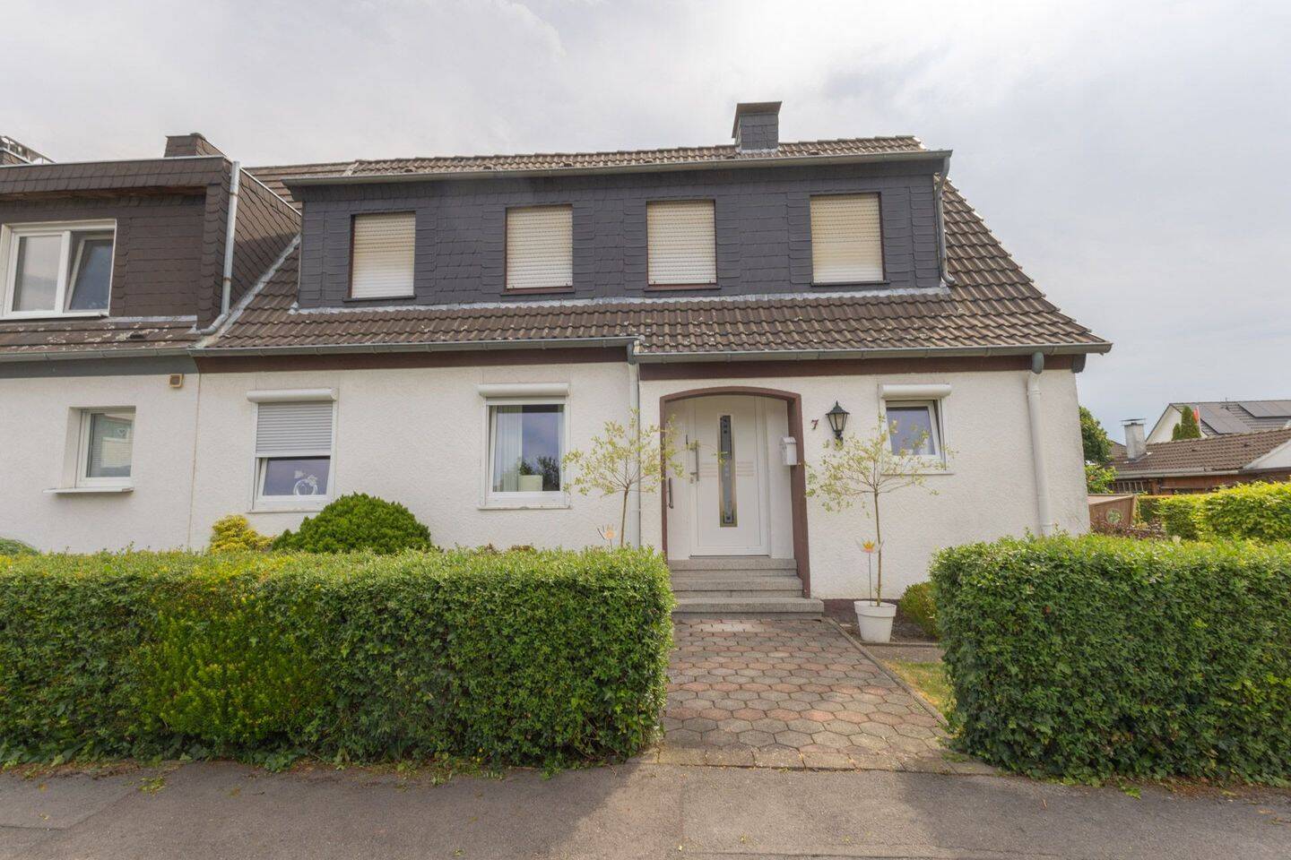 Menden Platte Heide – neu renovierte DG Wohnung in einem gepflegten 2 FMH, 58708 Menden (Sauerland)