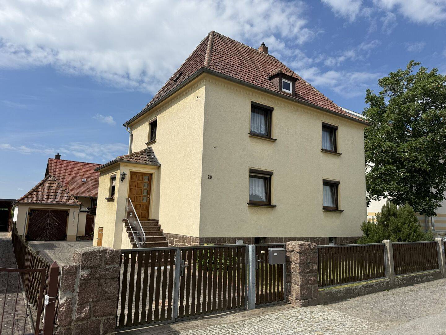 Gepflegtes Einfamilienhaus mit Nebengebäude und Garage in attraktiver Wohnlage von Niederau, 1689 Niederau