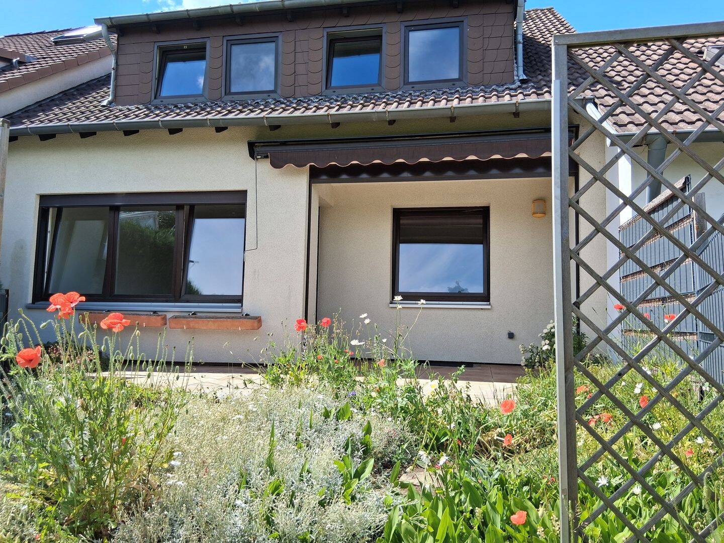 Wohnen mit Charakter: Gepflegte Doppelhaushälfte in BS -Terrasse u. Beet dazu.  Ohne Gartennutzung.