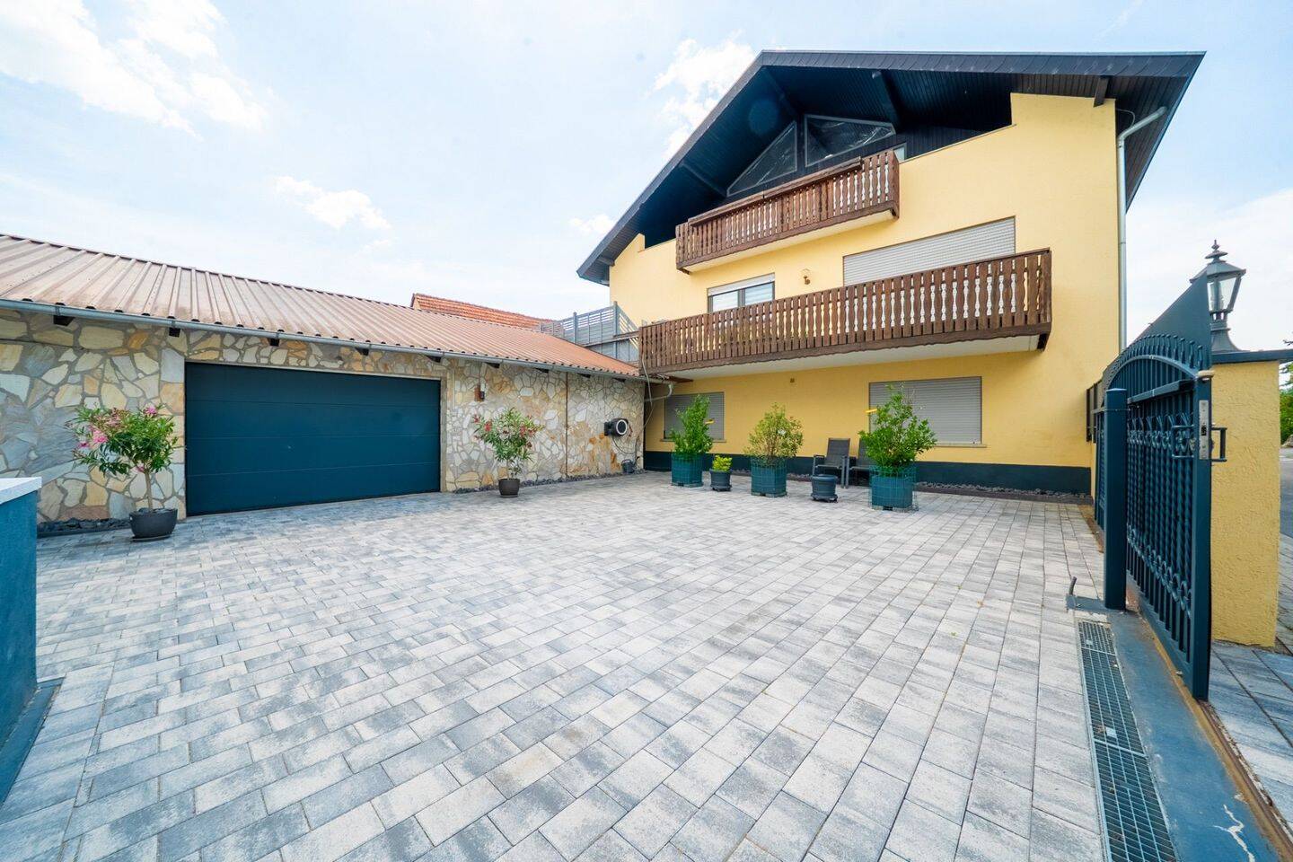 Unternehmer Villa mit privatem Spa und mediterranem Charakter in Waibstadt, 74915 Waibstadt