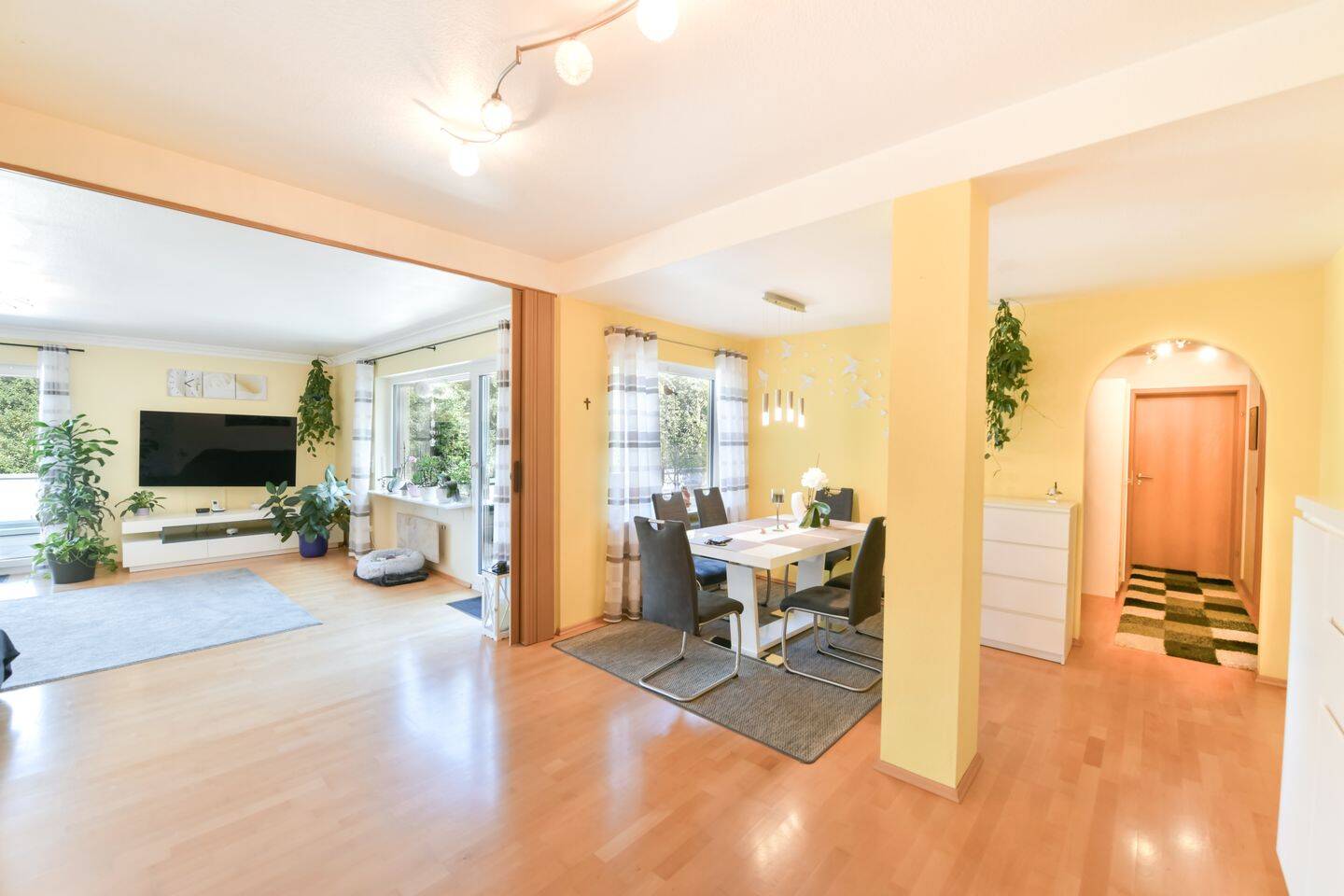 Wohnen mit Weitblick: Großzügige renovierte 4,5-Zimmer-Terrassenwohnung in Haueneberstein, 76532 Baden-Baden