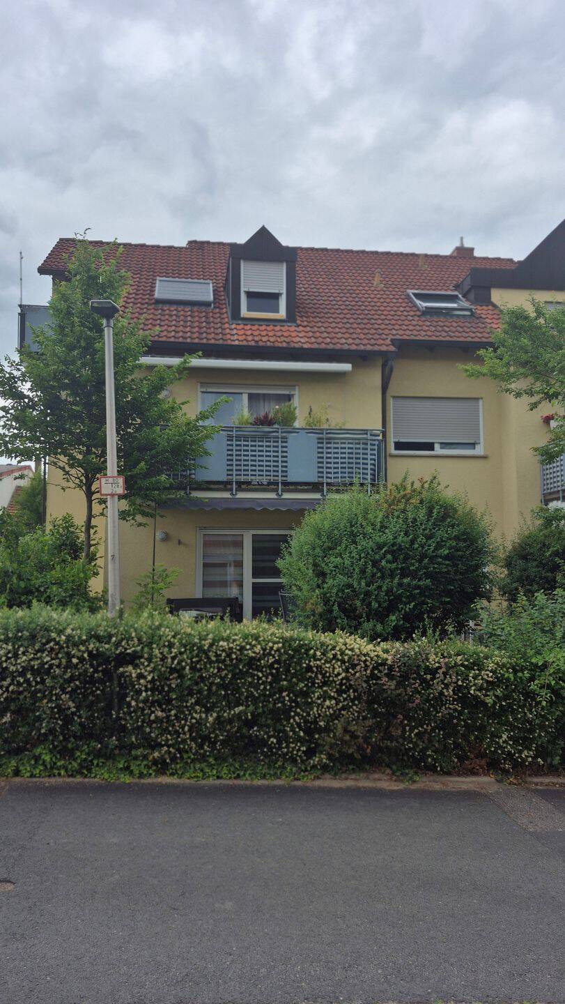 Gepflegte 3-Zimmer-Wohnung mit Balkon, Stellplatz & neuen Fenstern in Kitzingen, 97318 Kitzingen