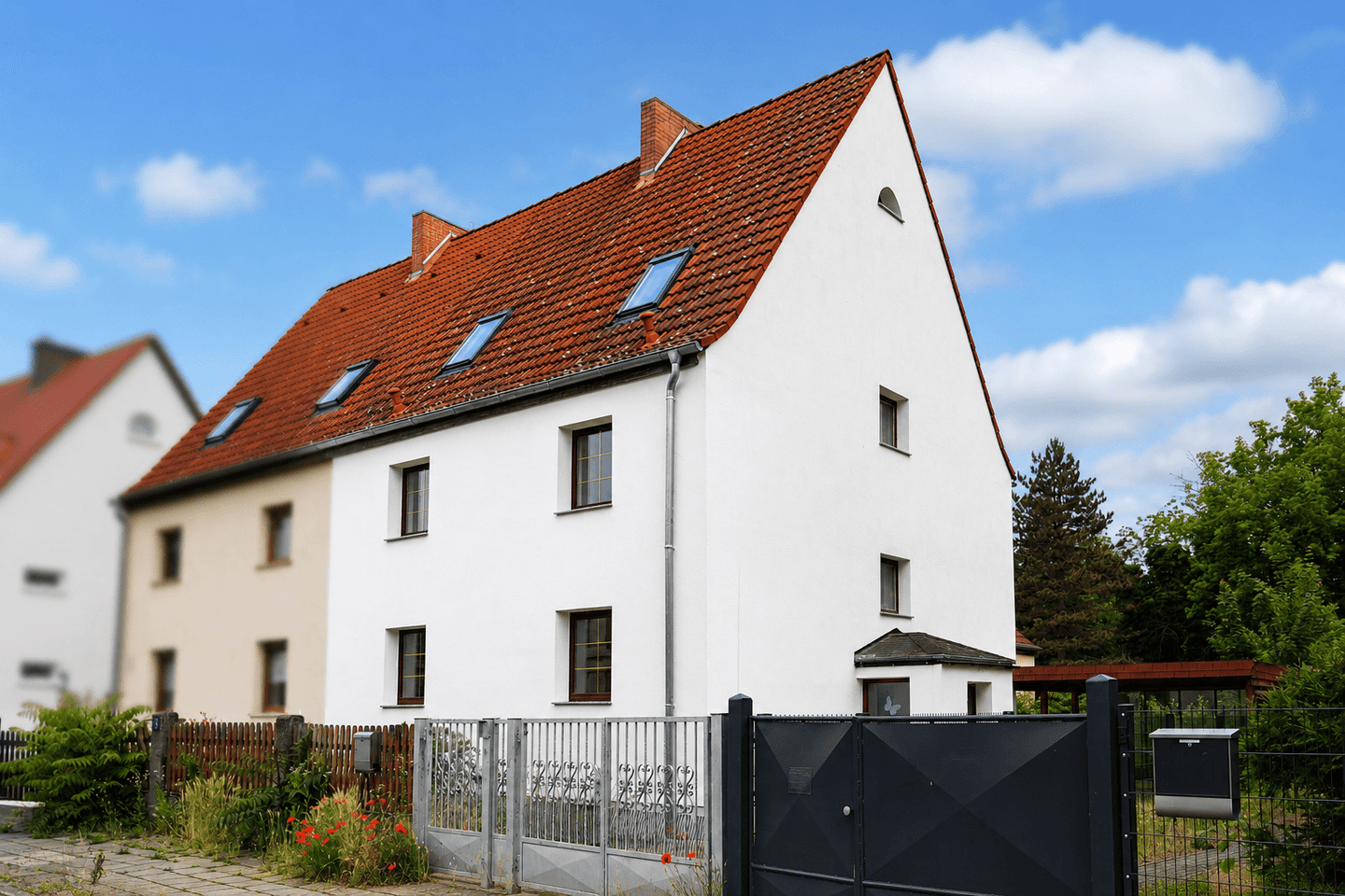 Viel Platz für Ihre Ideen: Charmante Doppelhaushälfte mit großem Garten und Entwicklungspotenzial, 6258 Schkopau