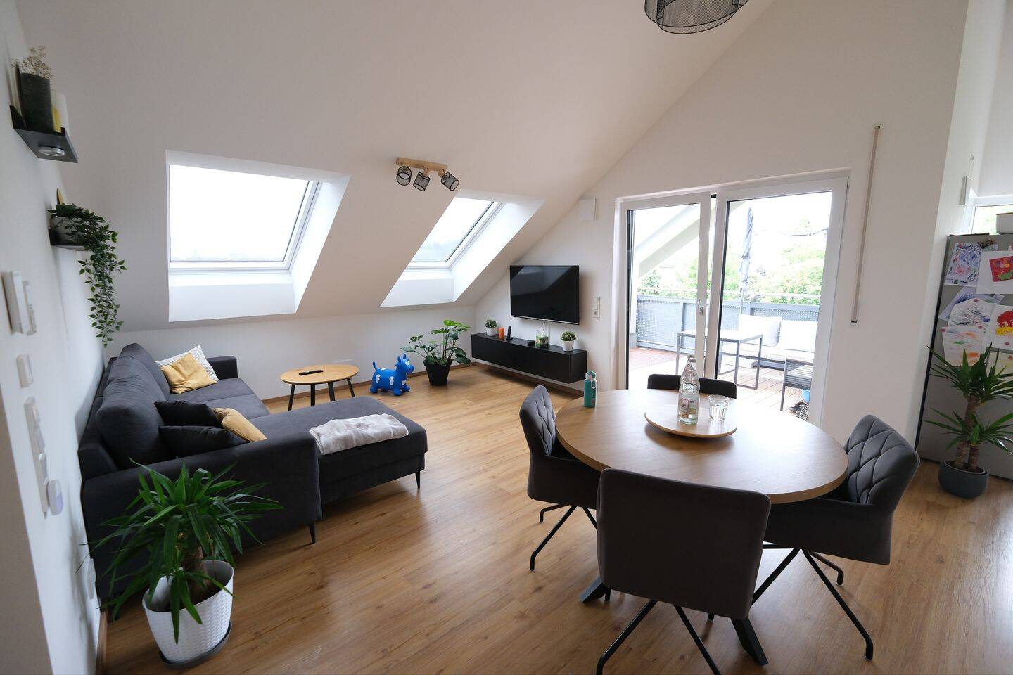 Moderne Neubau-Dachgeschosswohnung mit Loggia und gehobener Ausstattung in Metten, 94526 Metten
