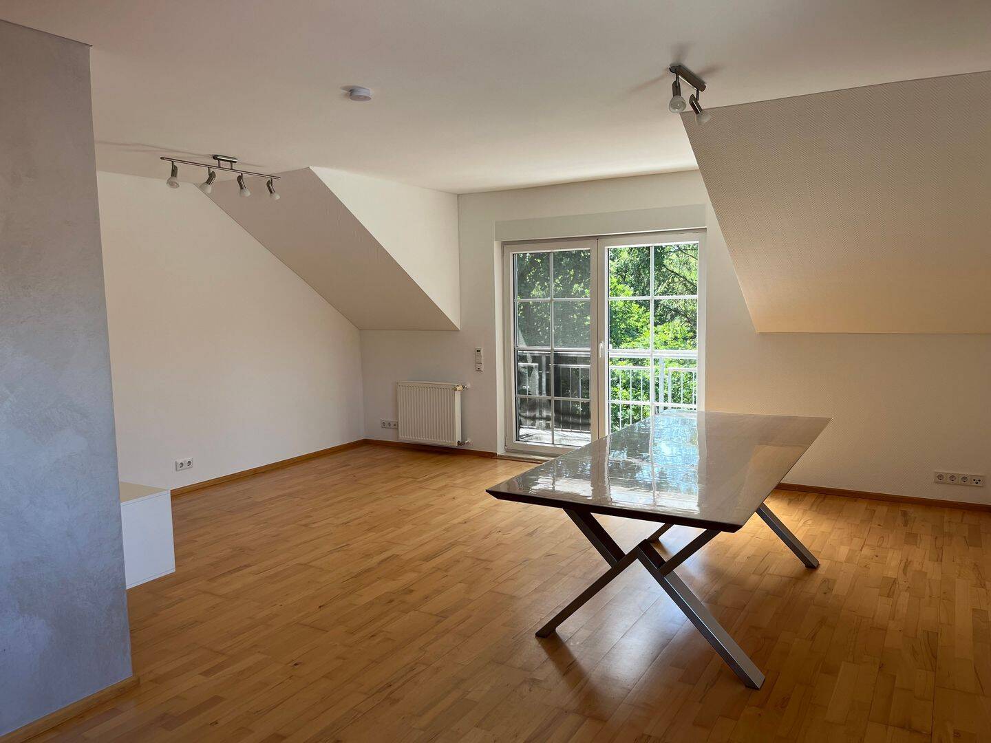 Charmante Dachgeschosswohnung mit Balkon, Garage & Garten in ruhigem 3-Parteien-Haus, 66693 Mettlach