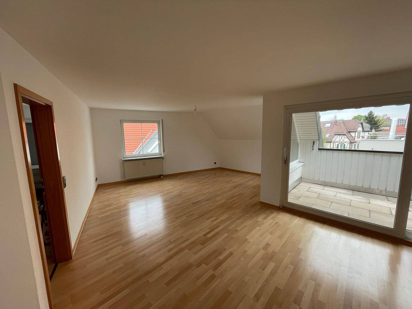 Helle 3-Zimmer-Maisonettenwohnung mit Galerie, Klimaanlage, Balkon und Dachterrasse in Esslingen-Berkheim, 73734 Esslingen am Neckar