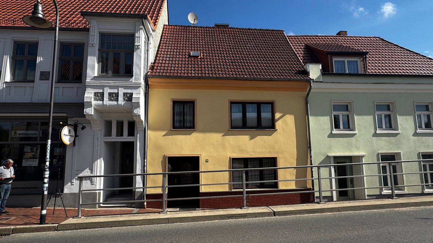 Dieses charmante Mittelreihenhaus aus ca. 1900 vereint den besonderen Charakter eines klassischen Altbaus mit überraschend großzügigen Raumverhältniss, 18258 Schwaan