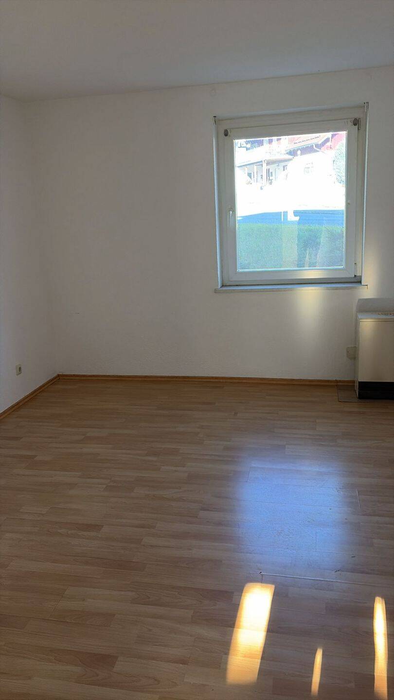 Helle 1-Raum-Wohnung im Dachgeschoss – 32 m² in Schönberg, 94513 Schönberg