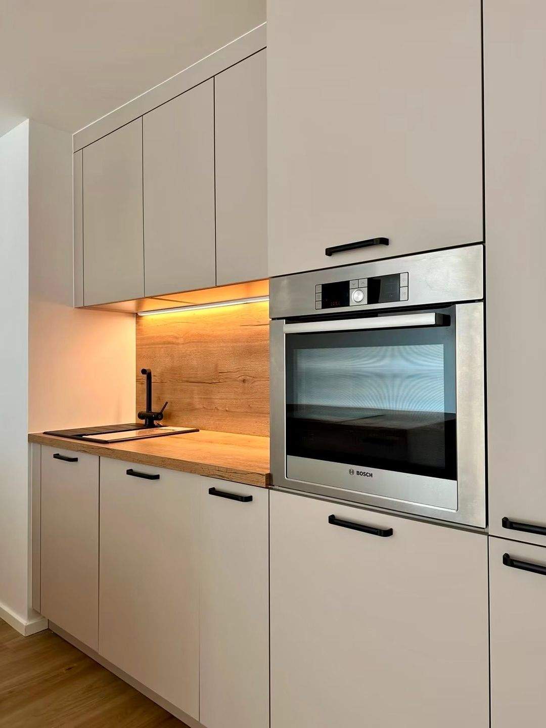 Stilvoll kernsanierte 2-Zimmer-Wohnung mit Balkon und Mainufer fußläufig erreichbar, 60528 Frankfurt am Main (Niederrad Sachsenhausen Schwanheim)