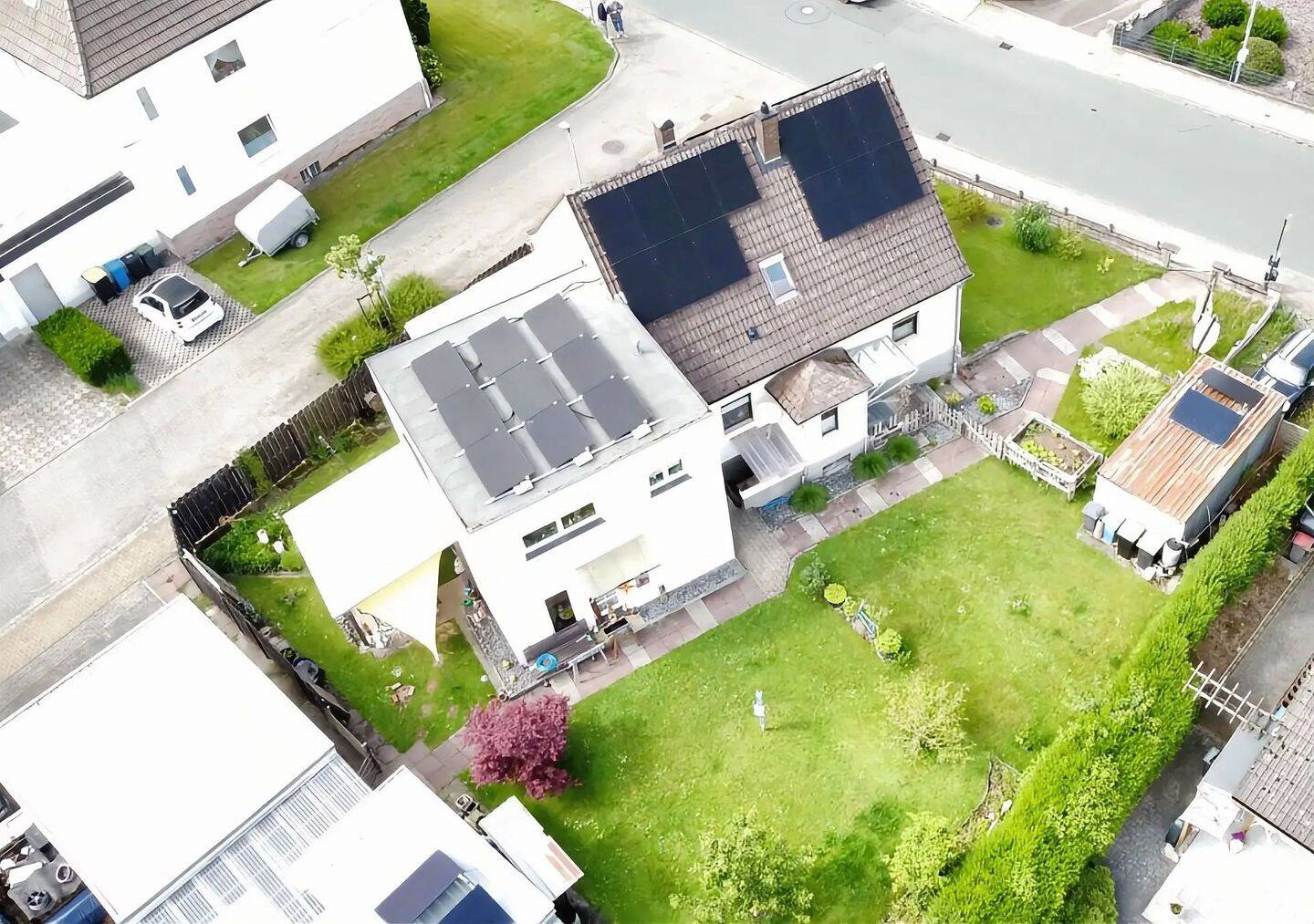 Modernisiertes Zweifamilienhaus mit Photovoltaikanlage, Speicher und laufenden Mieteinnahmen – Wohnen und Investieren in Herford-Herringhausen, 32051 Herford