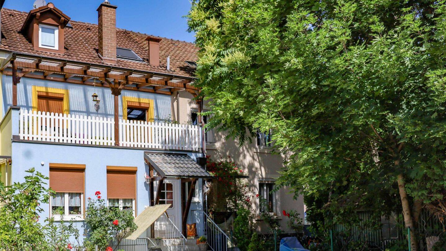Attraktives Reihenhaus mit großer Terrasse, 2 Stellplätzen und viel Potenzial in Grenznähe!, 79540 Lörrach
