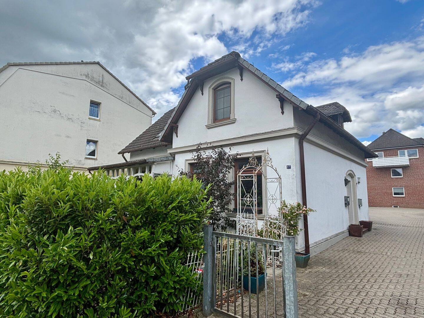 Bezugsfreie Eigentumswohnung über zwei Ebenen mit Gartenanteil und Carport (provisionsfrei)., 24576 Bad Bramstedt