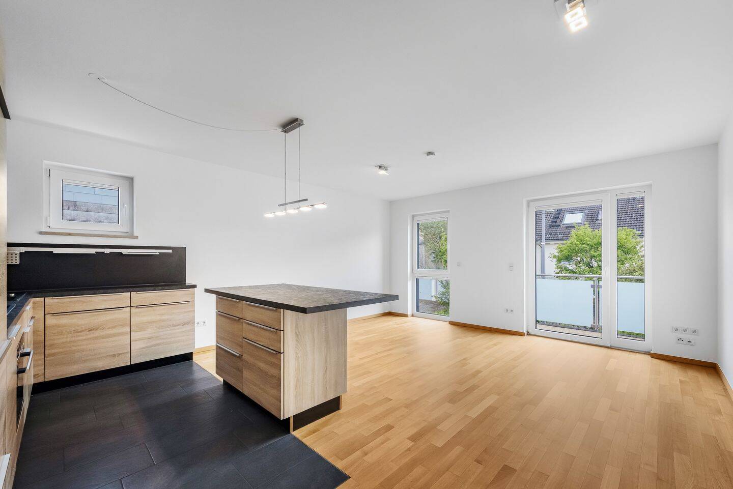 Ruhig gelegene, gepflegte 2-Zimmer-Wohnung mit Südwestbalkon und Lift, 80995 München (Allach-Untermenzing Feldmoching-Hasenbergl Moosach)