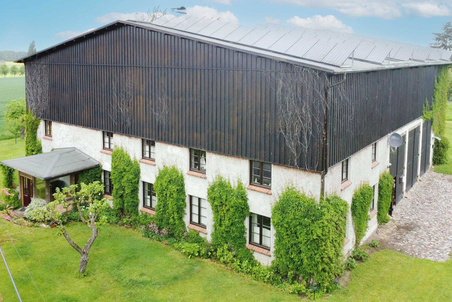 Ostseenahe Investitionschance: Erfolgreiches Ferienwohnungsensemble in historischer Gutsscheune, 23936 Warnow