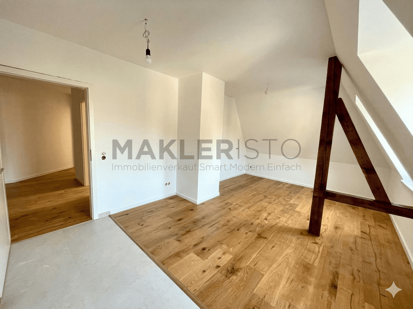 **Modernisierte 2,5-Zimmer-Dachgeschosswohnung mit offener Wohnküche & Fußbodenheizung**
