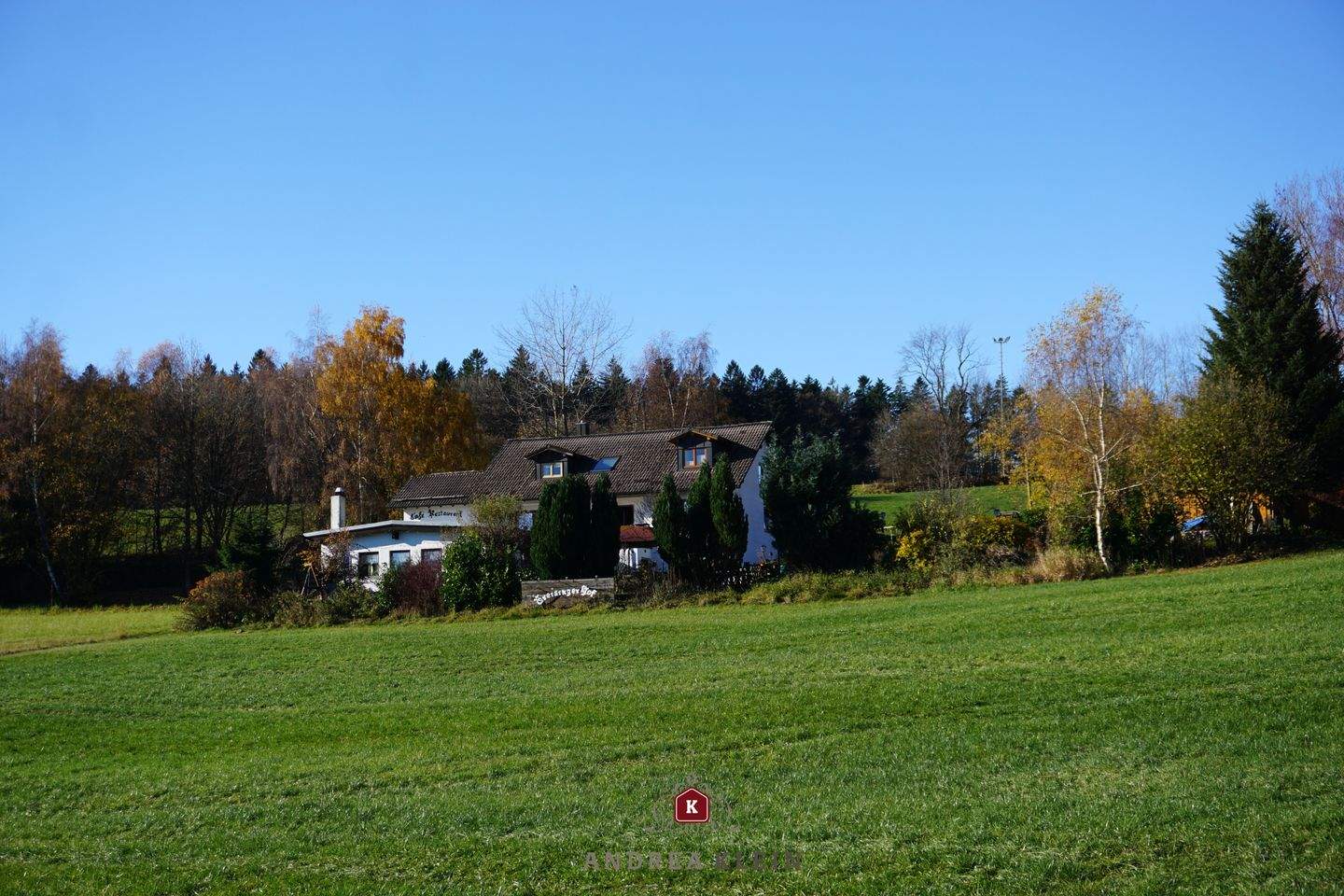 * Deggendorf – Greising * Sonnig gelegenes Landhaus in traumhafter Fast-Alleinlage mit gewerblich genutztem UG u. lichtdurchflutetem Anbau (Gastraum), 94469 Deggendorf