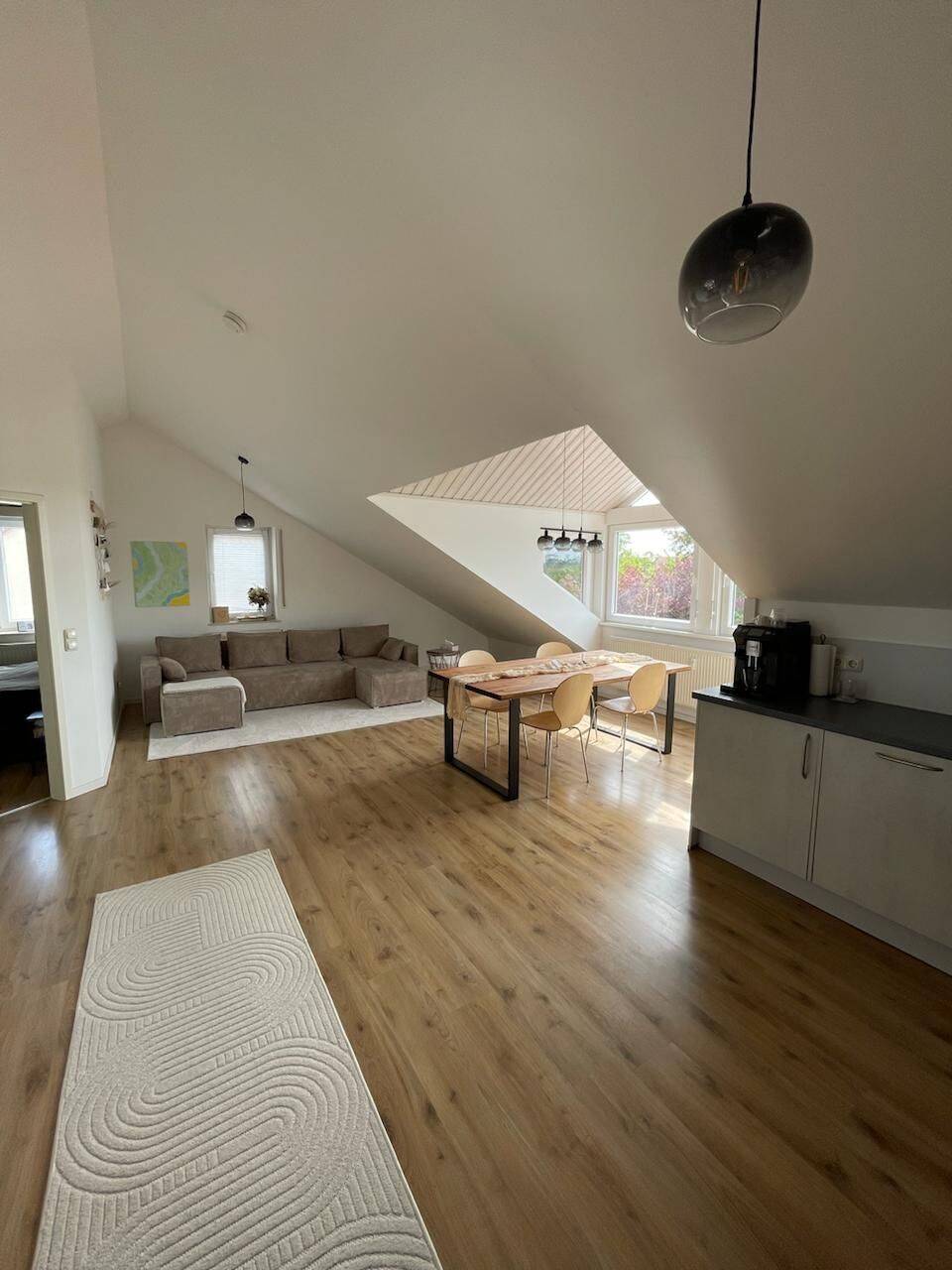 Lichtdurchflutet Dachgeschosswohnung inklusive Einbauküche und große Garage, 91448 Emskirchen