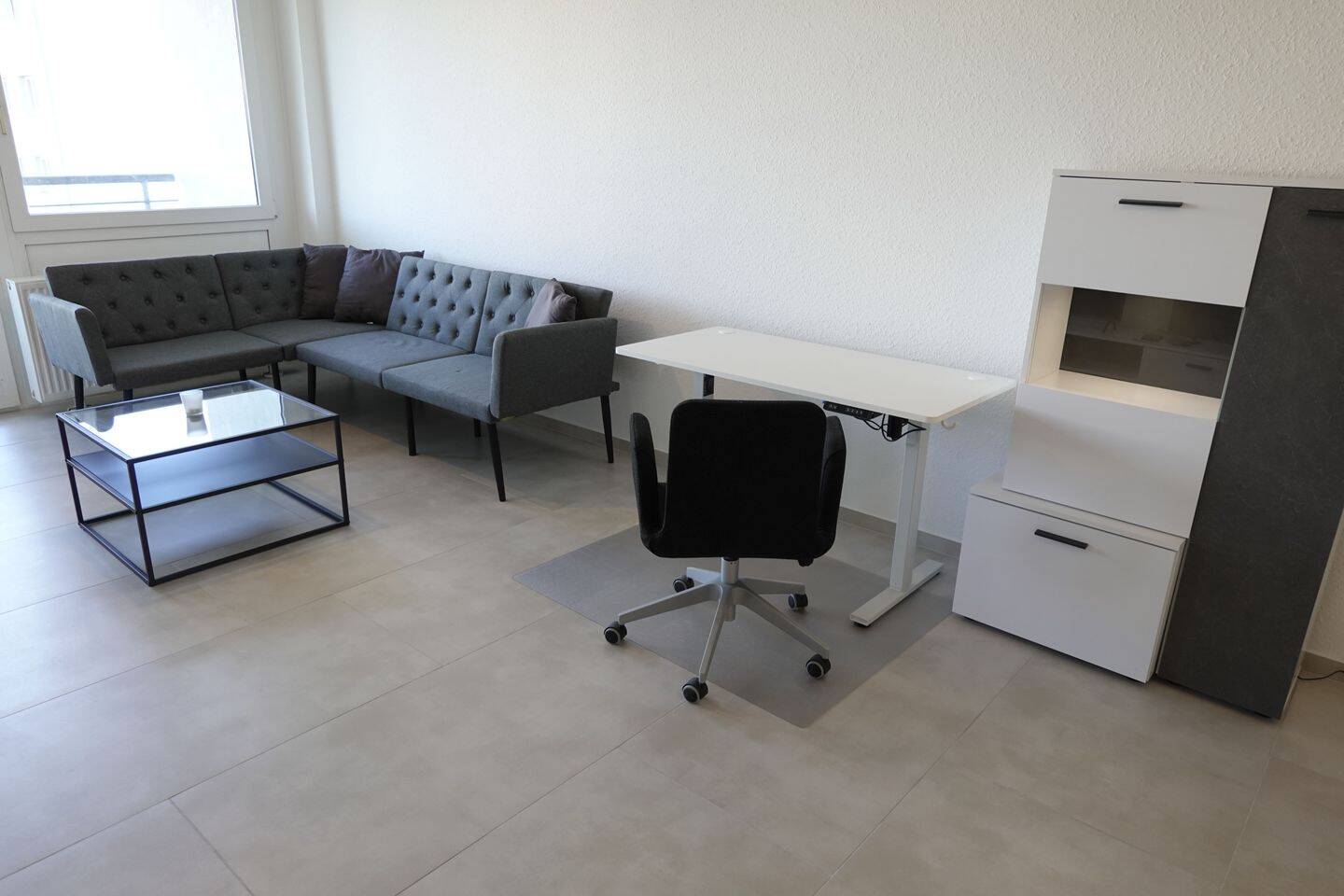 Großes möbliertes WG-Zimmer mit eigener Küche bodentiefen Fenstern und Balkon (2er-WG), 79114 Freiburg im Breisgau (Betzenhausen Haslach Sankt Georgen Stühlinger Weingarten)