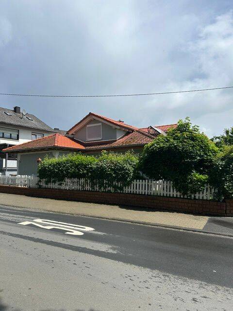 Toller Bungalow mit überdachter Terrasse, Doppelgarage und schönem Garten in Haiger-Allendorf gelegen, 35708 Haiger