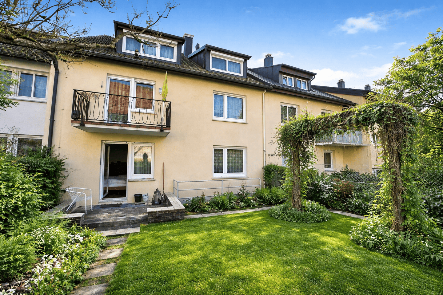Teilrenoviertes 2-3 Familienhaus mit 2 Balkonen, Terrasse und Garten in bevorzugter Lage