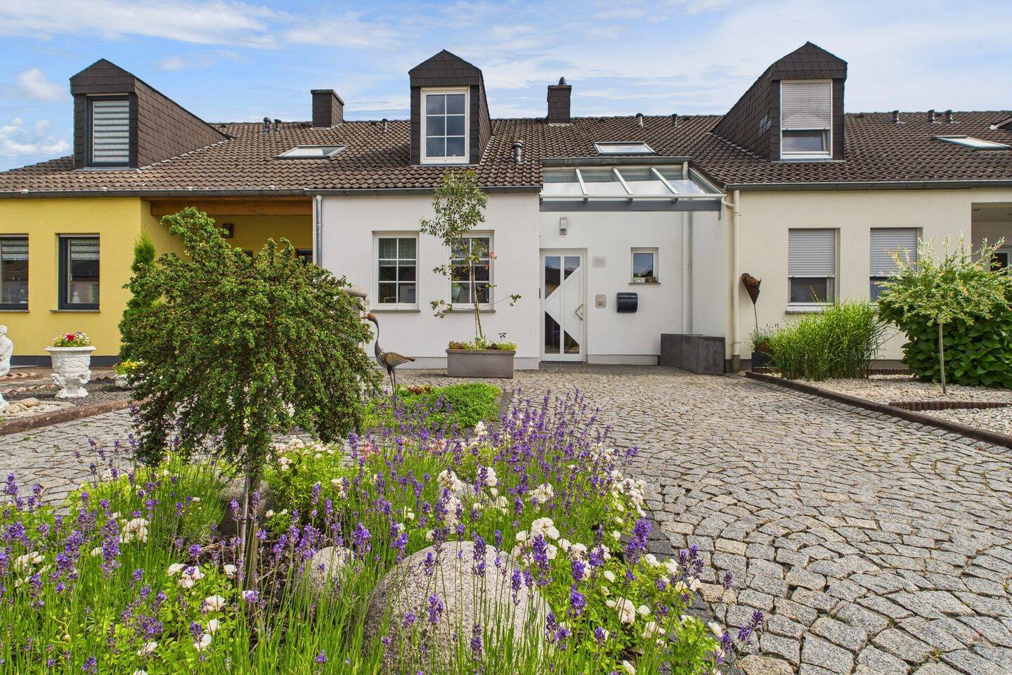 Schlossstraße 22 in Trier-Quint ist schon Noblesse genug – vor allem Perfektion mit Moselblick!, 54293 Trier