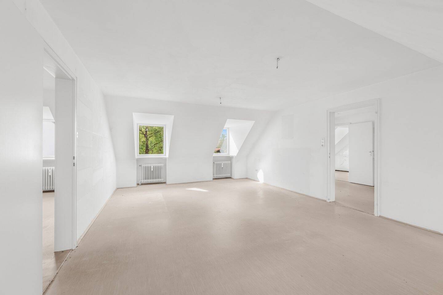 Renovierungsbedürftige Dachgeschosswohnung mit viel Potenzial, 80689 München (Hadern Laim Pasing-Obermenzing)