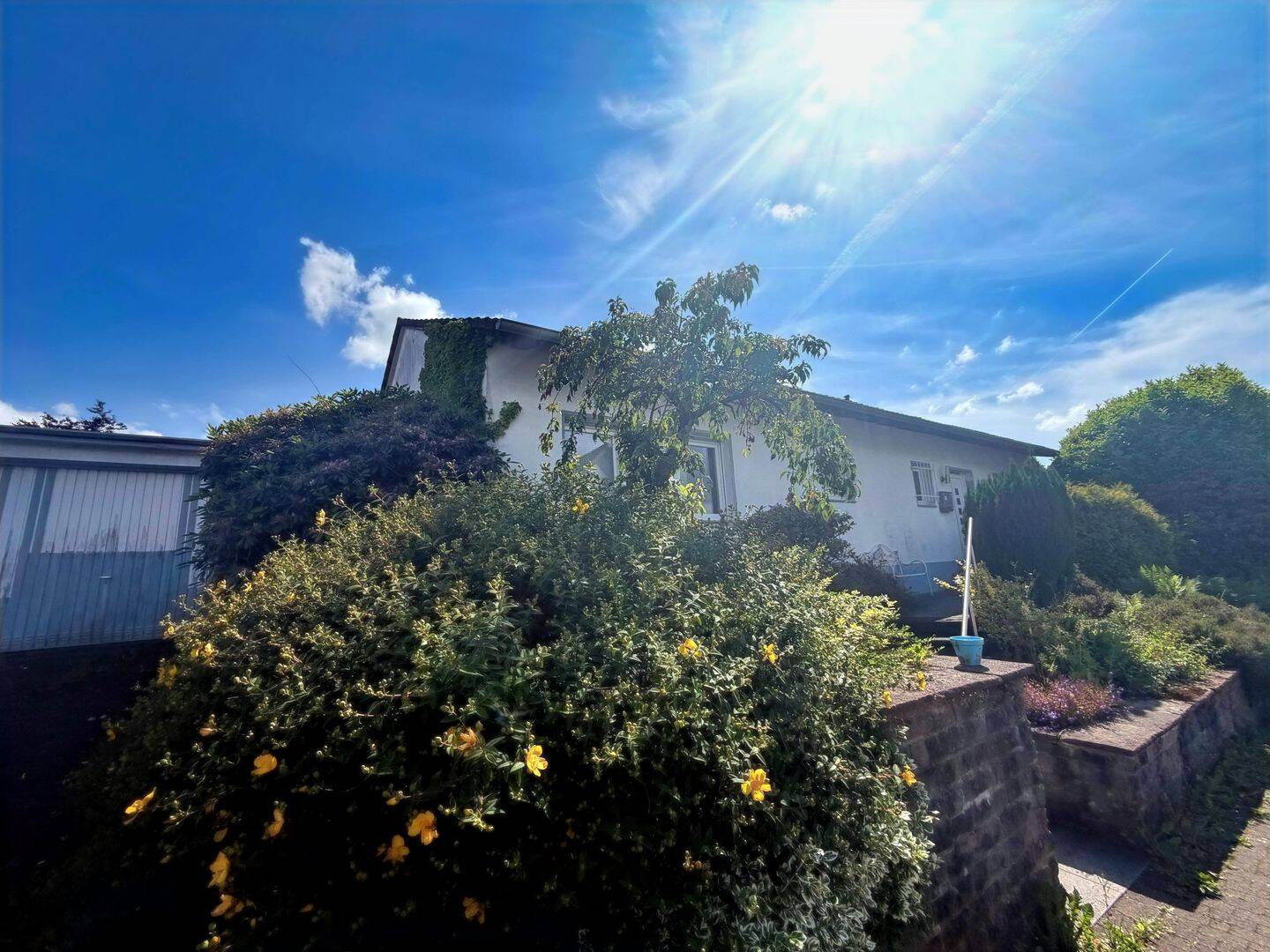 schickes Bungalow in guter Lage von Wermelskirchen mit Garten und Garage, 42929 Wermelskirchen