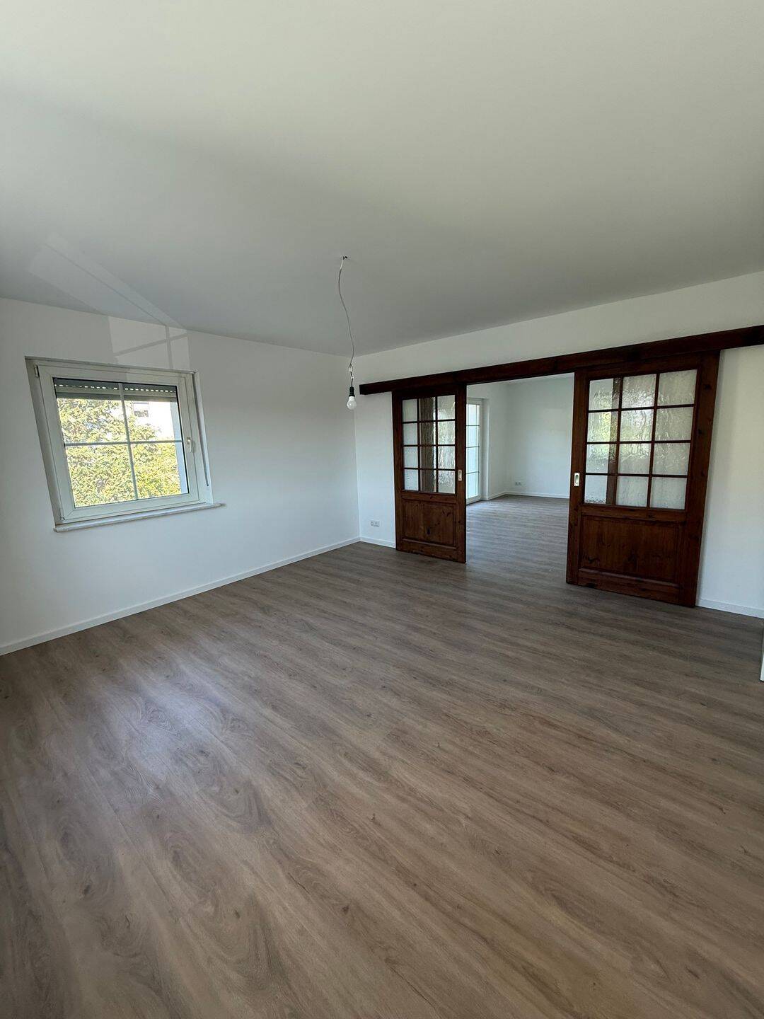 Großzügige Maisonettewohnung mit Balkon, Weitblick und 2 Stellplätzen – Erstbezug nach Sanierung, 97456 Dittelbrunn
