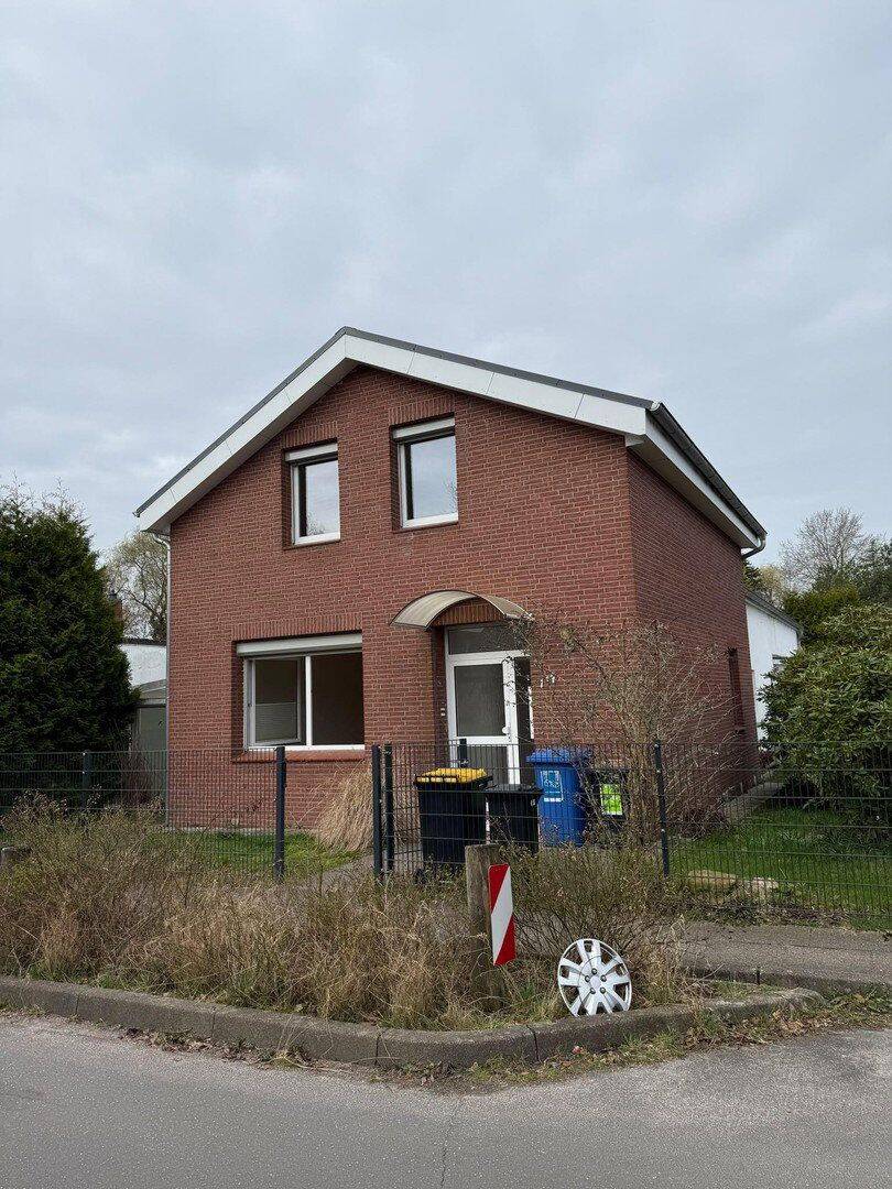 Zweifamilienhaus mit 3 Garagen, 25436 Heidgraben