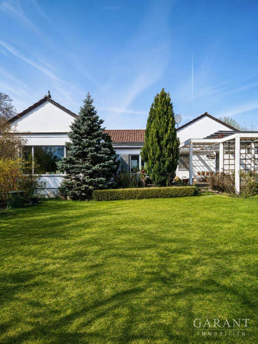 Villa mit Charakter, Stil, Raum und viel Licht mit großen Garten in Straubing (Alburg), 94315 Straubing
