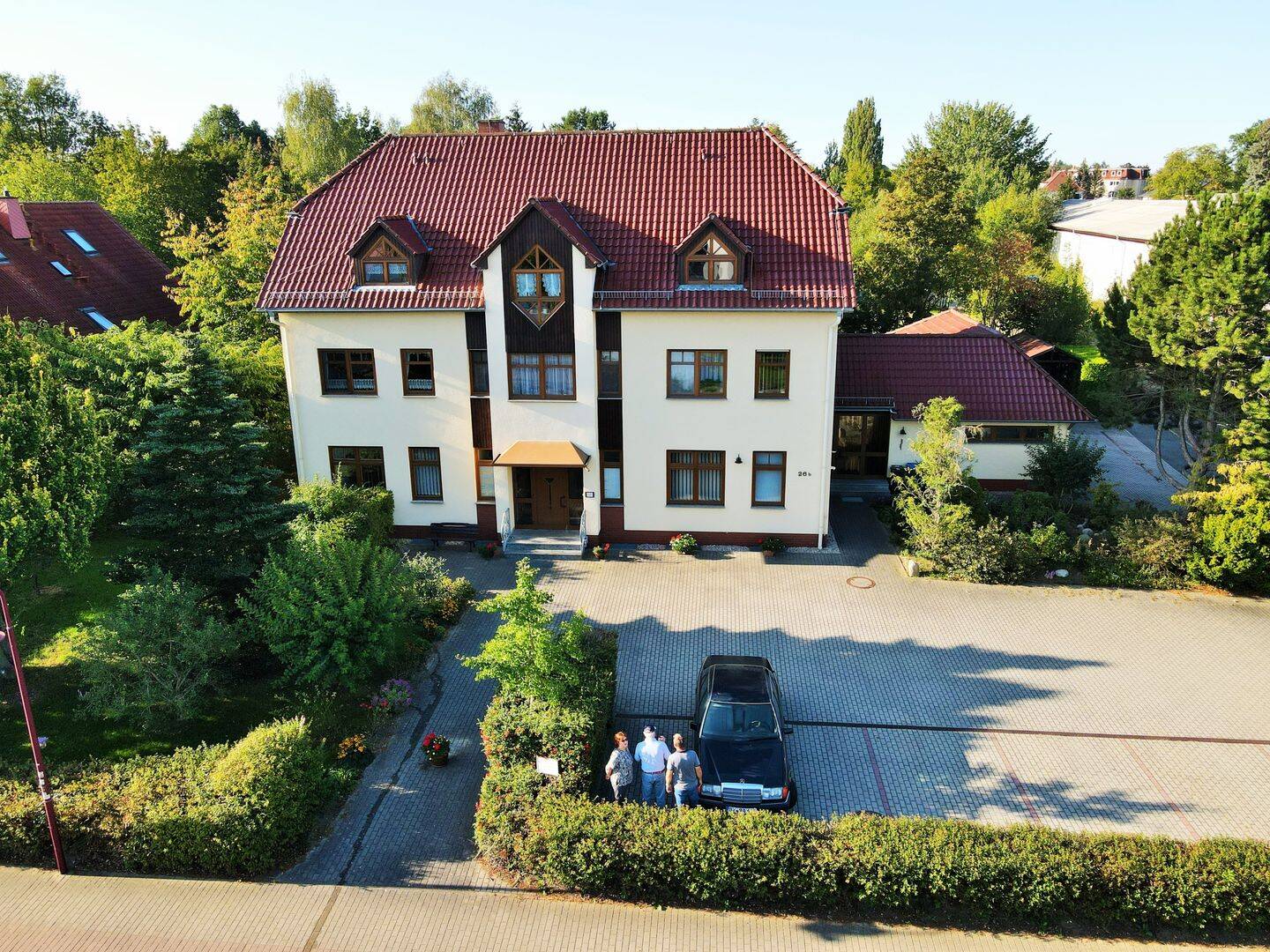 Modernes Architekten-Mehrfamilienhaus mit Arztpraxis und großem, sehr schönen angelegten Garten, 1877 Bischofswerda