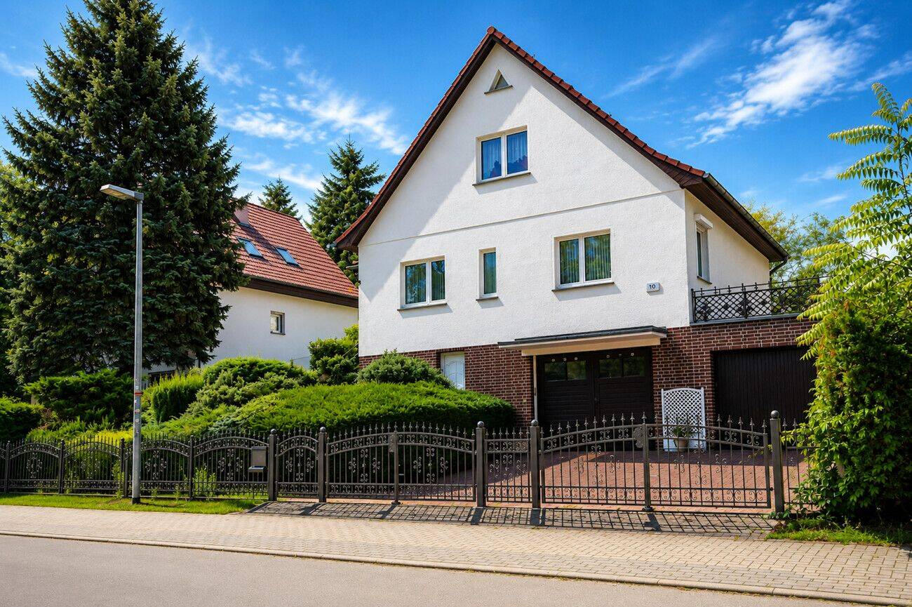 Großes, charmantes Einfamilienhaus auf sonnigem Südgrundstück mit Doppelgarage in gefragter Lage, 14612 Falkensee