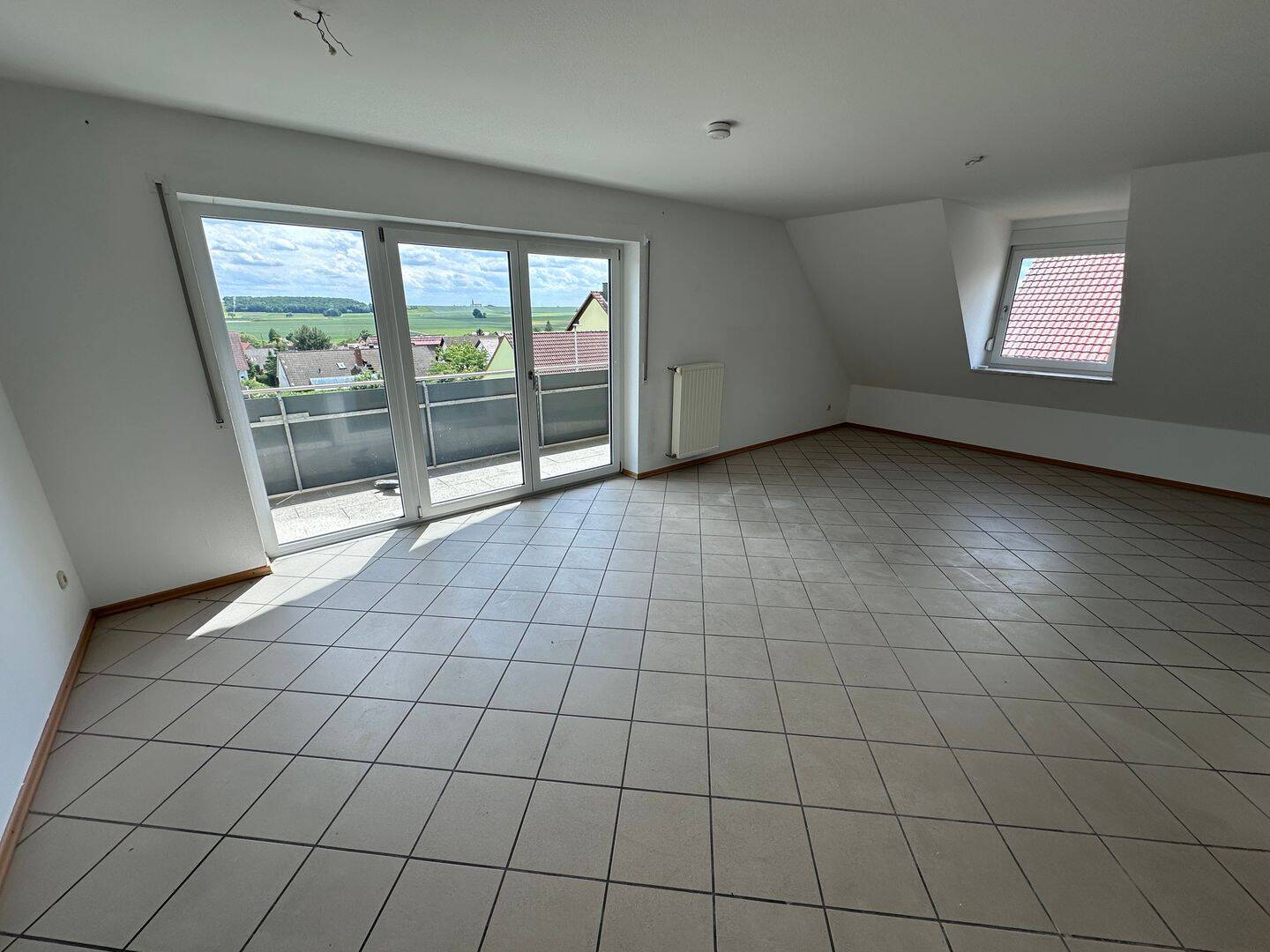 Große, helle Maisonette‑Wohnung mit Balkon, 97262 Hausen b. Würzburg