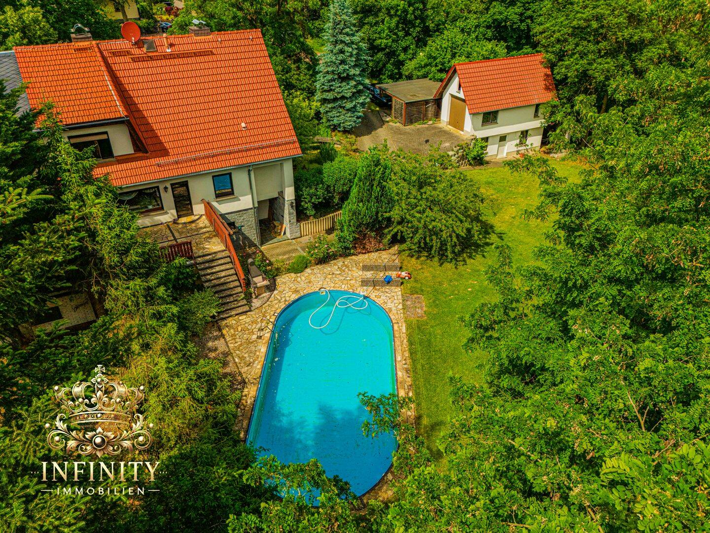Doppelhaushälfte mit Schlossblick, Pool und ca. 1.000 m² Grundstück in Colditz, 4680 Colditz