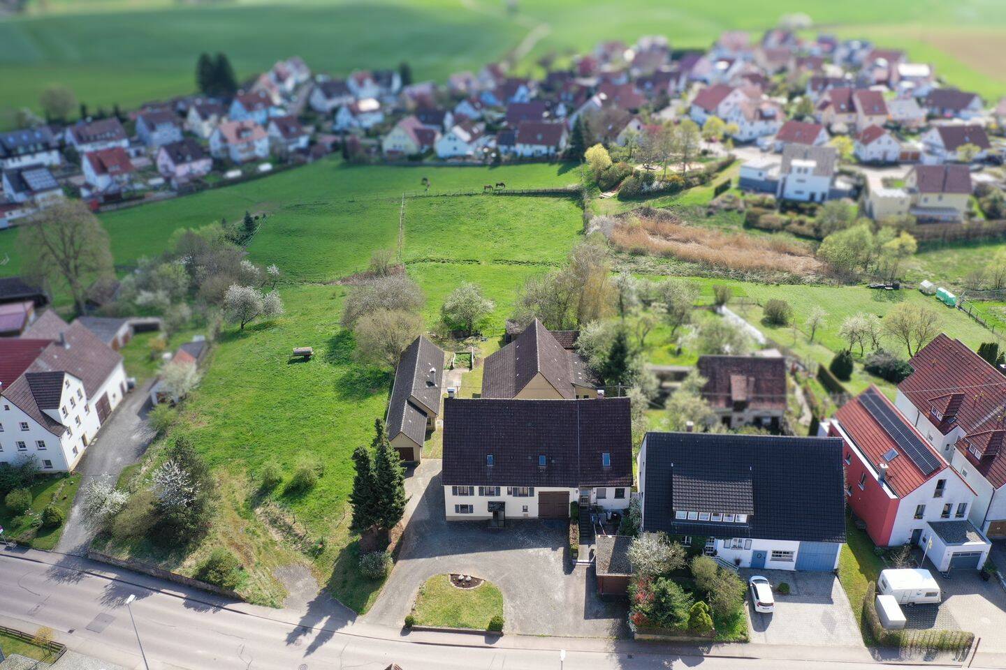 Wohnhaus mit Weide, Stallungen für Pferdehaltung und Nebengebäuden – Sanierungsprojekt, 73479 Ellwangen (Jagst)