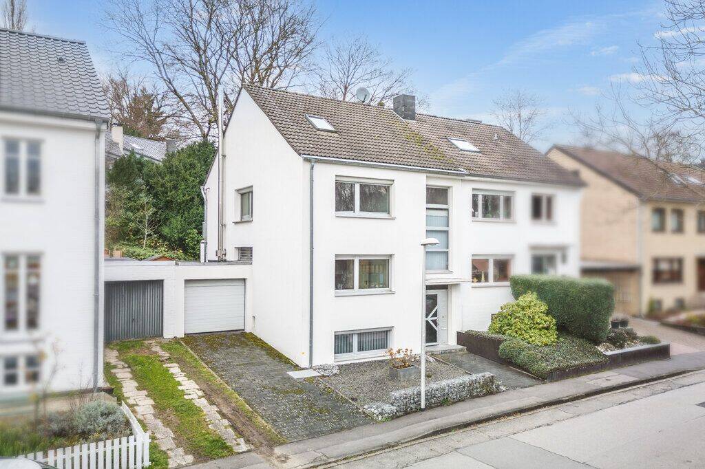 Laurensberg! Teilweise vermietetes Wohnhaus mit Garage in bevorzugter Lage, 52074 Aachen