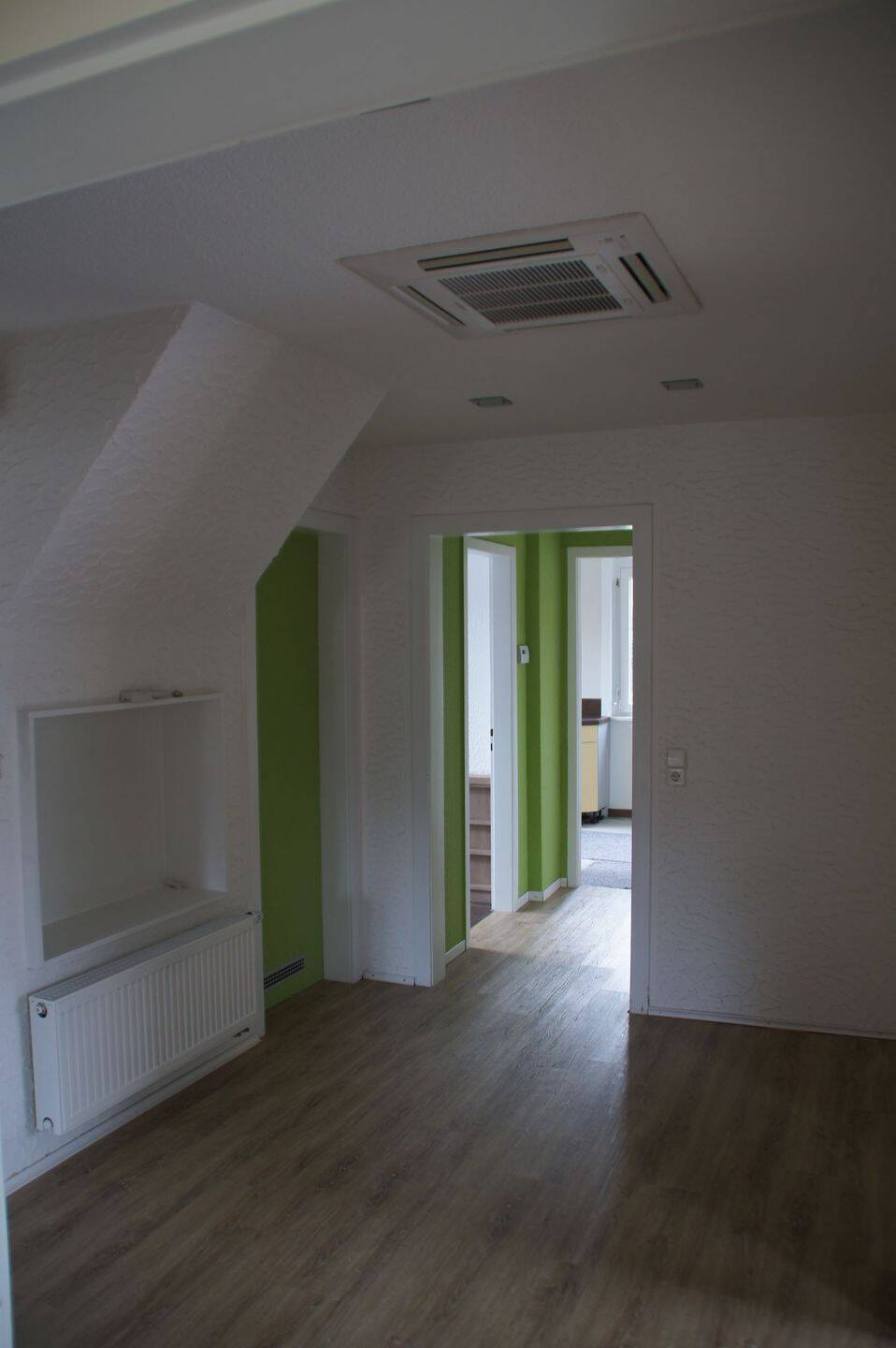 Helle 3,5-oder 4-Zimmer-Dachgeschosswohnung mit Südwest-Balkon, Klimaanlage und Einbauküche, 71686 Remseck am Neckar