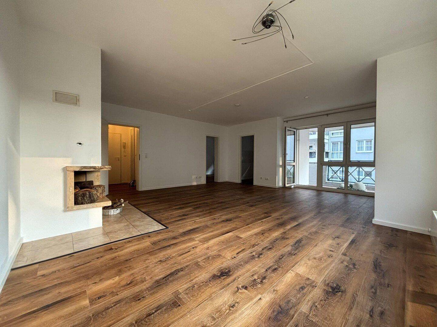 Attraktive 2-Zimmer-Wohnung mit Balkon, Kamin und optionaler Garage, 65824 Schwalbach am Taunus
