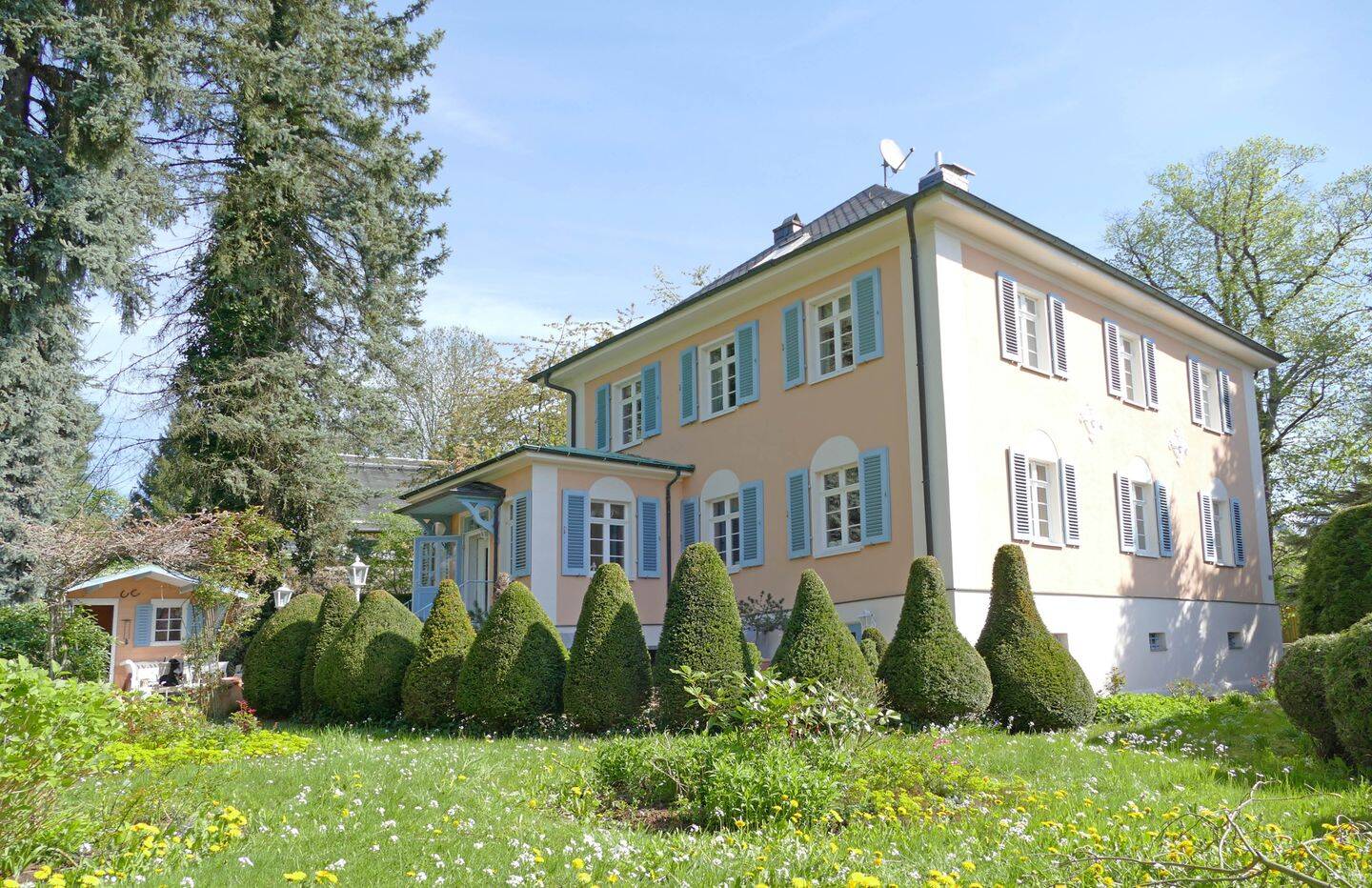 Sanierte Fabrikantenvilla mit Traumgrundstück in Oberlungwitz, 9353 Oberlungwitz