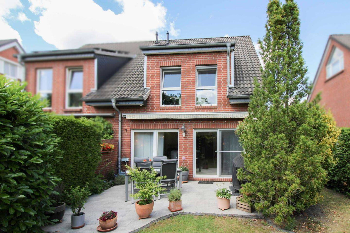 Charmante Doppelhaushälfte mit Keller, Garten und 2 Stellplätzen in Privatstraße von Franz. Buchholz, 13127 Berlin (Pankow)