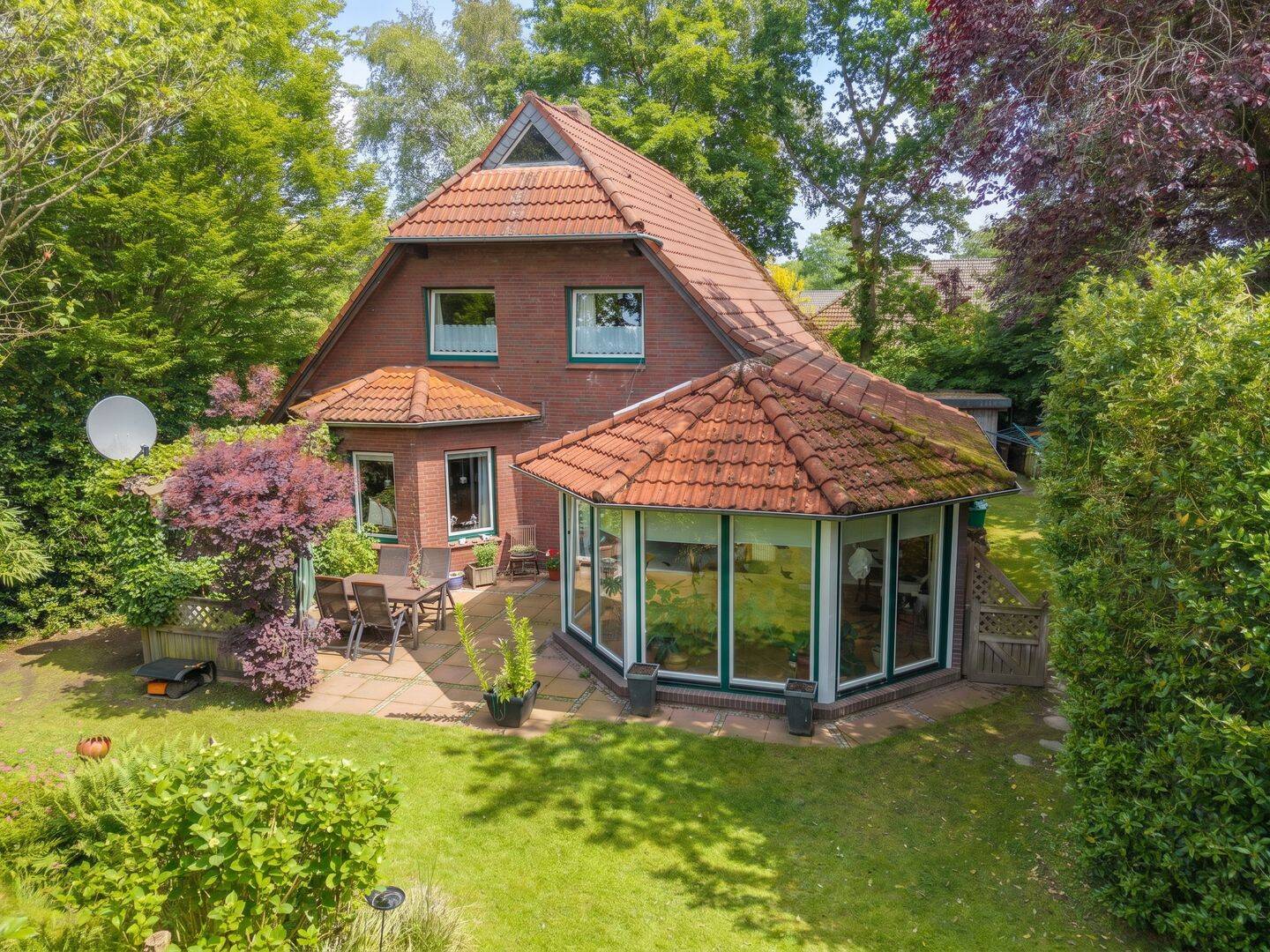 Charmantes Wohnen mit Wintergarten, Erker und besonderem Gartenambiente, 26446 Friedeburg