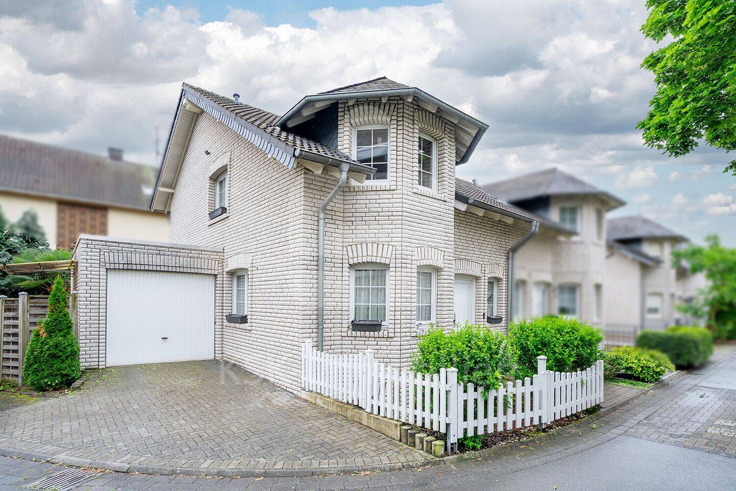 Besondere Doppelhaushälfte mit Erker Rheinnähe!, 51149 Köln (Porz Eil Ensen Gremberghoven Westhoven)