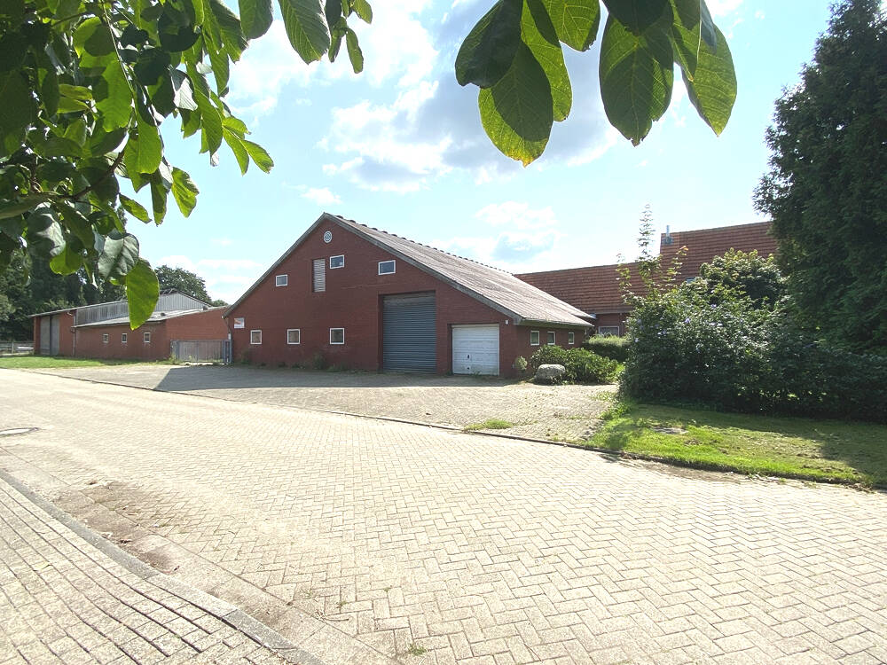 Platz für Ideen: Ehemaliger Hof mit Wohnhaus, Hallen und Land in ruhiger Lage, 26892 Dörpen