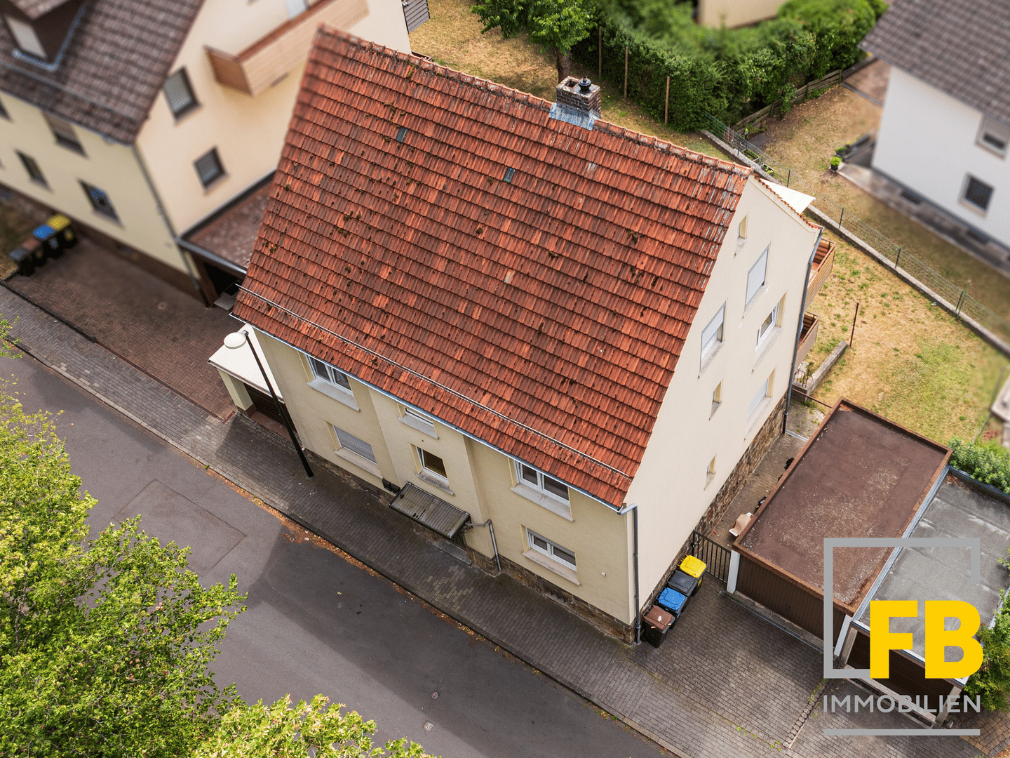 Voll vermietetes Mehrfamilienhaus mit drei Wohneinheiten, Garten und Garagen am Fuße des Frauenbergs, 36039 Fulda