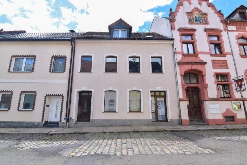Charmantes Reihenhaus in Crimmitschau – renovierungsbedürftig, mit Garten, Terrasse und Balkon, 8451 Crimmitschau