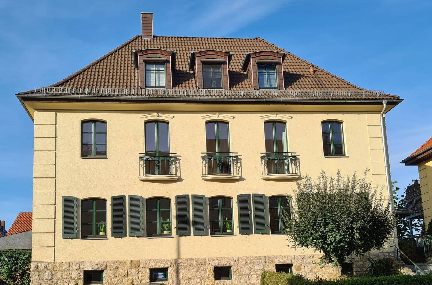 Schöne 4 Raumwohnung zu vermieten. Sie befindet sich im 1.OG eines Dreifamilienhauses., 99510 Apolda