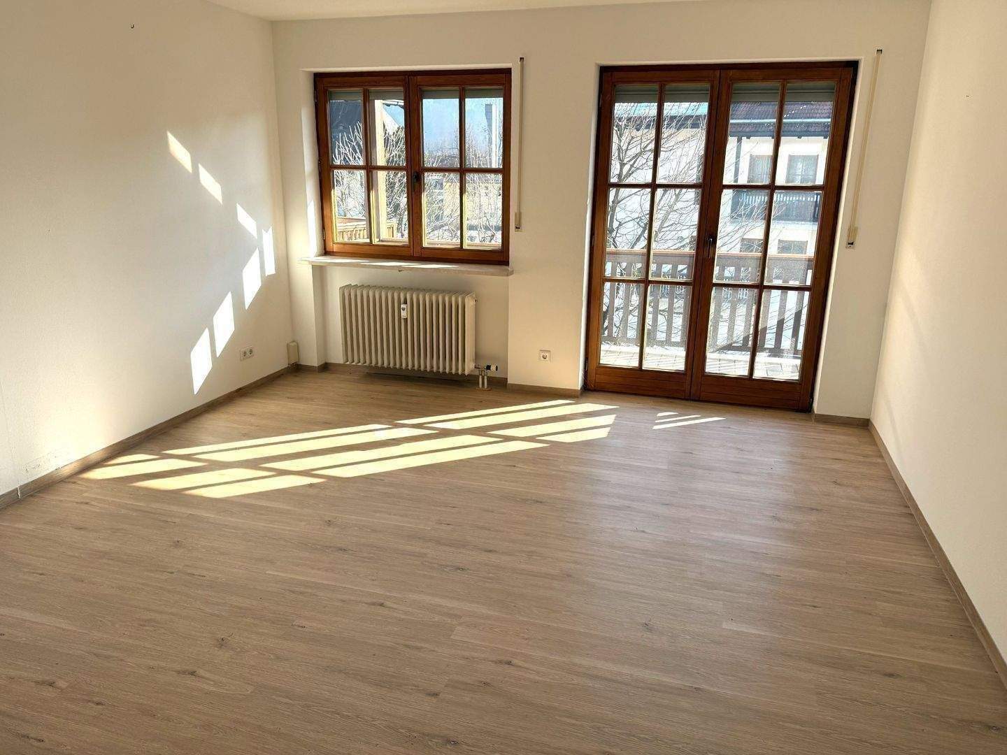 I. I. TEAM: Sofort einziehen, helle, großzügige 2-Zimmer-Wohnung mit 2 Balkonen im 2. Obergeschoss mit Aufzug!, 83088 Kiefersfelden