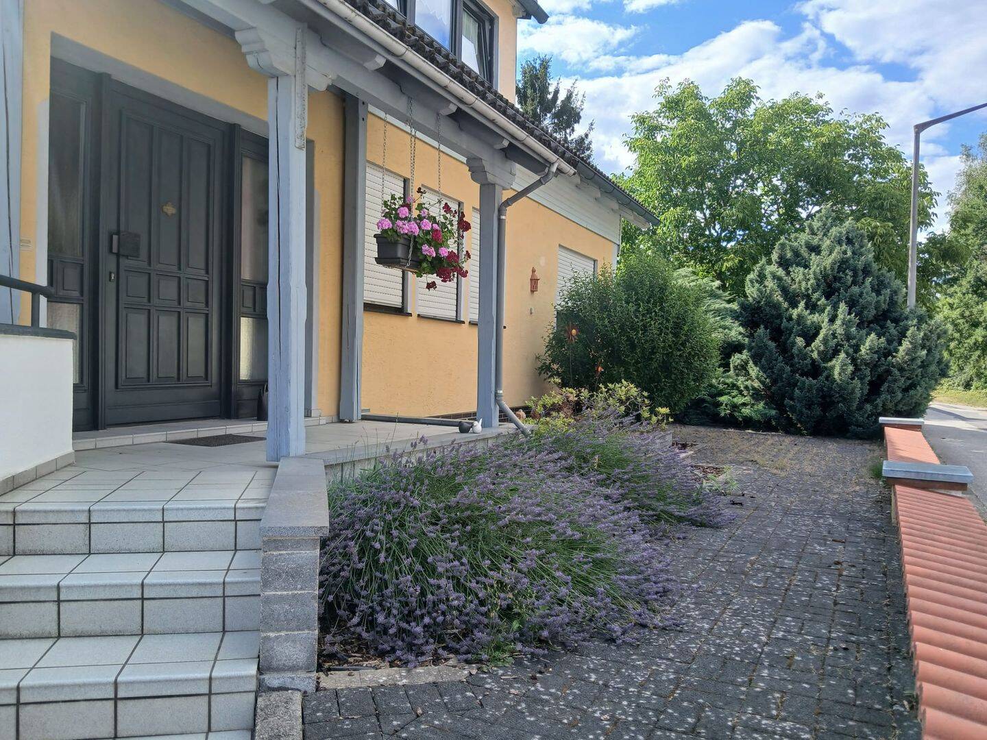 Exklusives 8-Zimmer-Galeriehaus in Schwandorf-Dachelhofen, 92421 Schwandorf